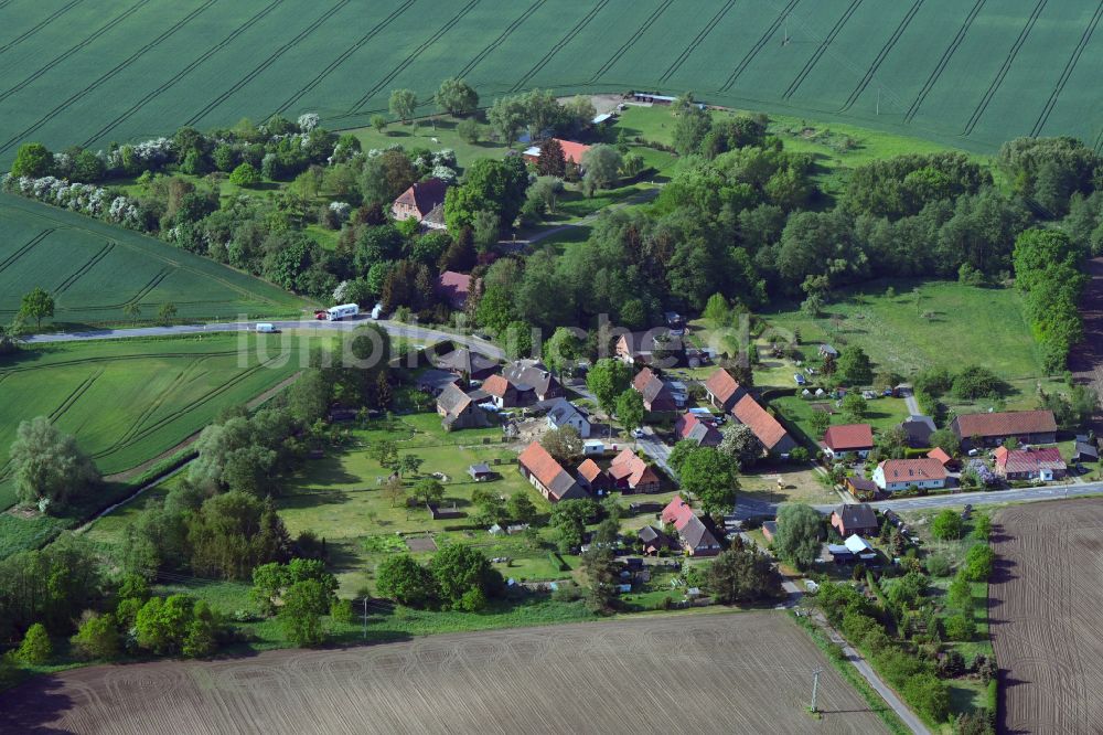 Luftaufnahme Besendorf - Dorfkern am Feldrand in Besendorf im Bundesland Mecklenburg-Vorpommern, Deutschland