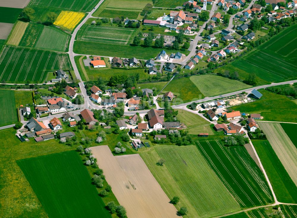 Bettighofen von oben - Dorfkern am Feldrand in Bettighofen im Bundesland Baden-Württemberg, Deutschland