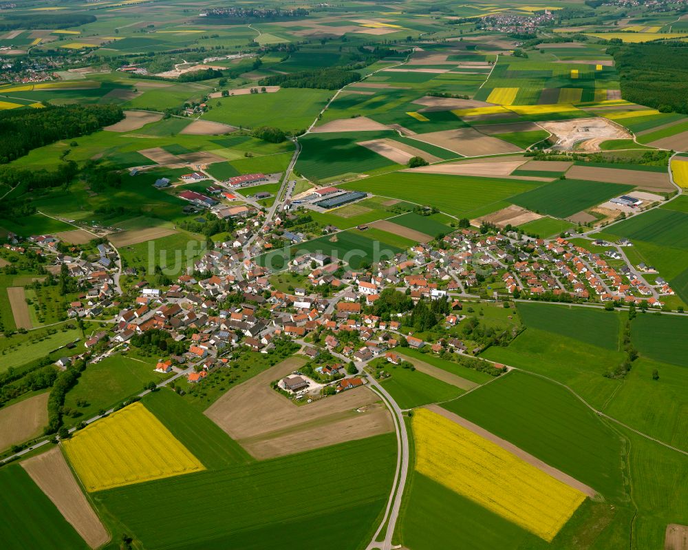 Betzenweiler aus der Vogelperspektive: Dorfkern am Feldrand in Betzenweiler im Bundesland Baden-Württemberg, Deutschland