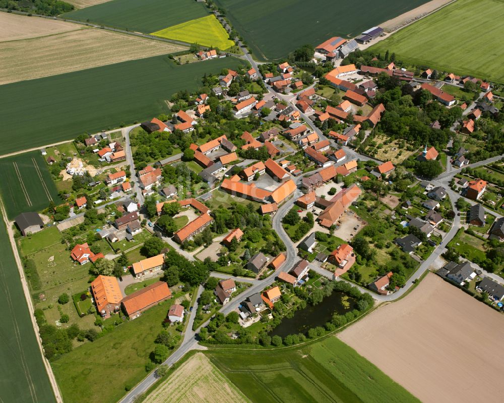 Beuchte aus der Vogelperspektive: Dorfkern am Feldrand in Beuchte im Bundesland Niedersachsen, Deutschland