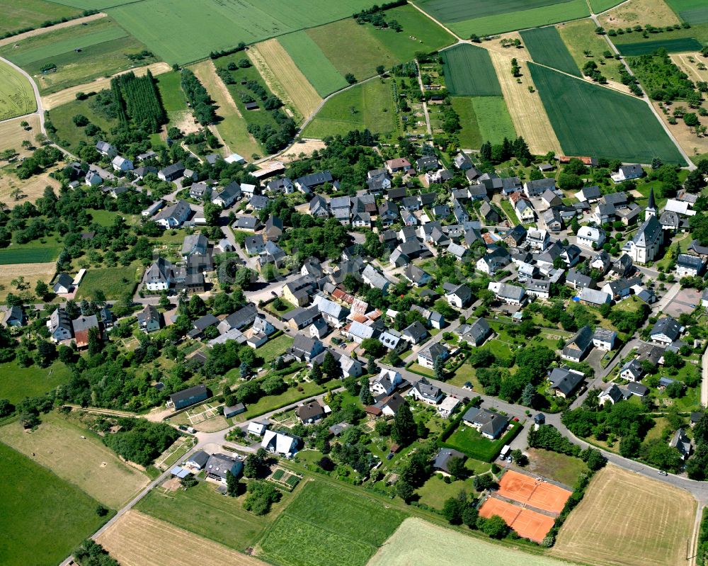 Beulich von oben - Dorfkern am Feldrand in Beulich im Bundesland Rheinland-Pfalz, Deutschland