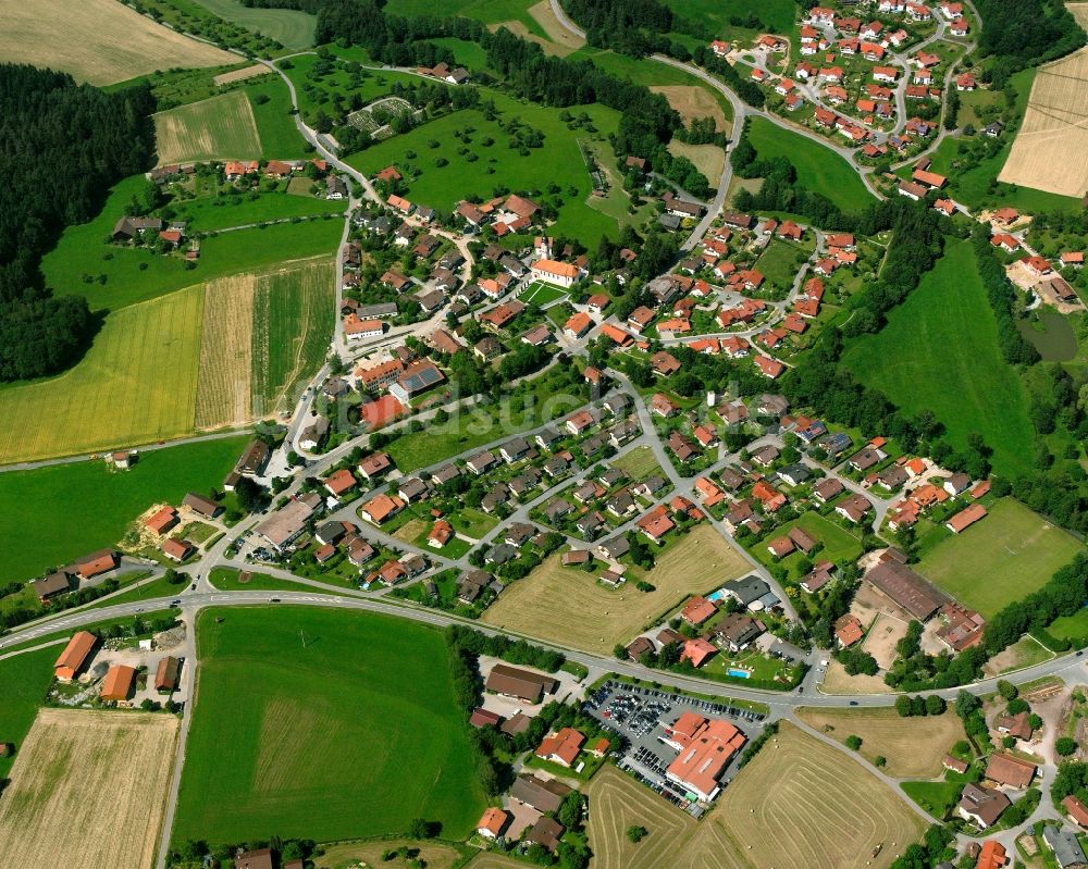 Bühel von oben - Dorfkern am Feldrand in Bühel im Bundesland Bayern, Deutschland