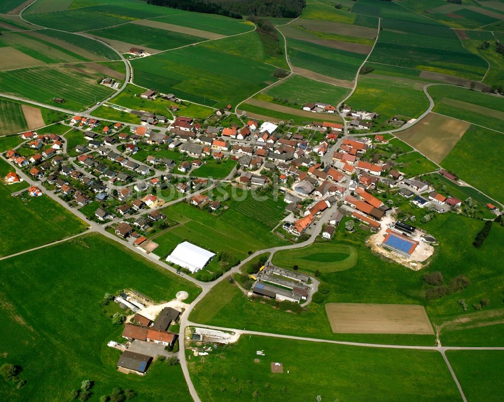 Böhmenkirch aus der Vogelperspektive: Dorfkern am Feldrand in Böhmenkirch im Bundesland Baden-Württemberg, Deutschland