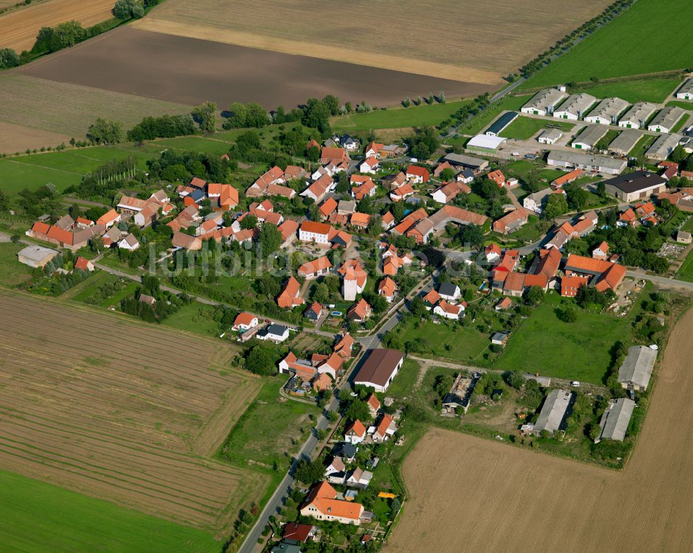 Bühne aus der Vogelperspektive: Dorfkern am Feldrand in Bühne im Bundesland Sachsen-Anhalt, Deutschland