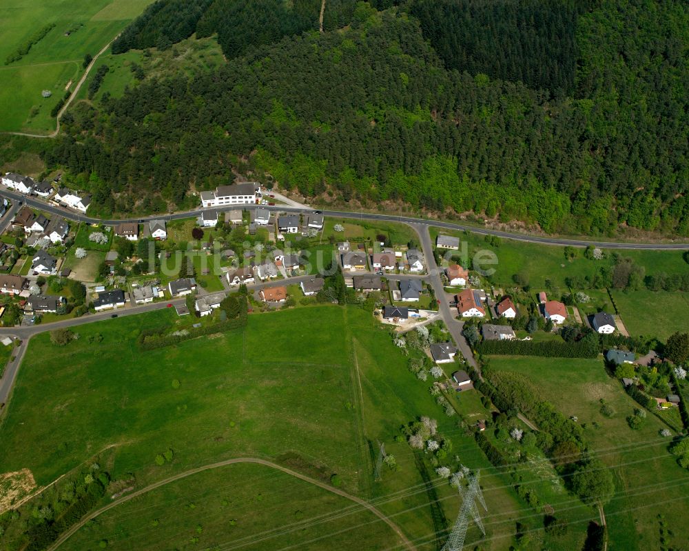 Bicken von oben - Dorfkern am Feldrand in Bicken im Bundesland Hessen, Deutschland