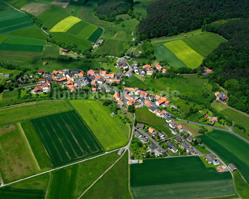 Luftaufnahme Bieben - Dorfkern am Feldrand in Bieben im Bundesland Hessen, Deutschland