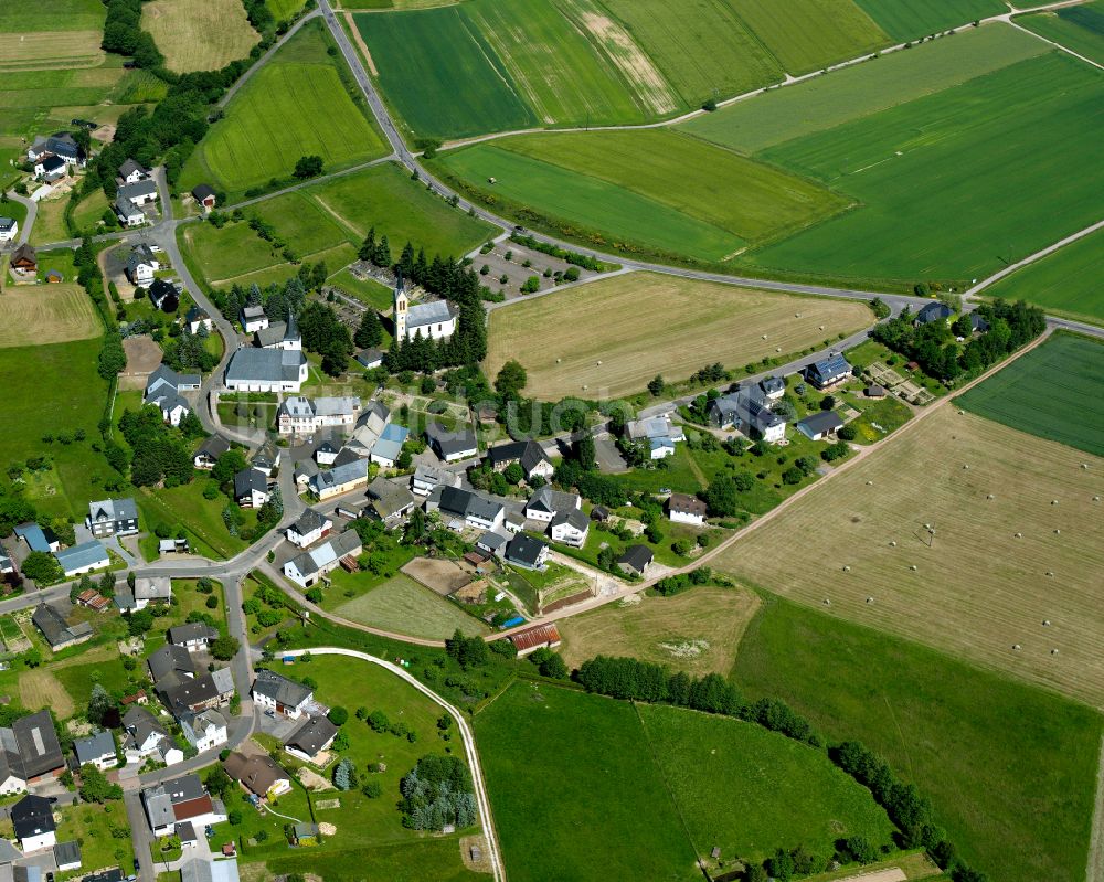 Biebern aus der Vogelperspektive: Dorfkern am Feldrand in Biebern im Bundesland Rheinland-Pfalz, Deutschland