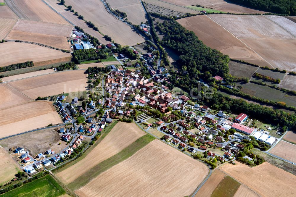 Billingshausen aus der Vogelperspektive: Dorfkern am Feldrand in Billingshausen im Bundesland Bayern, Deutschland