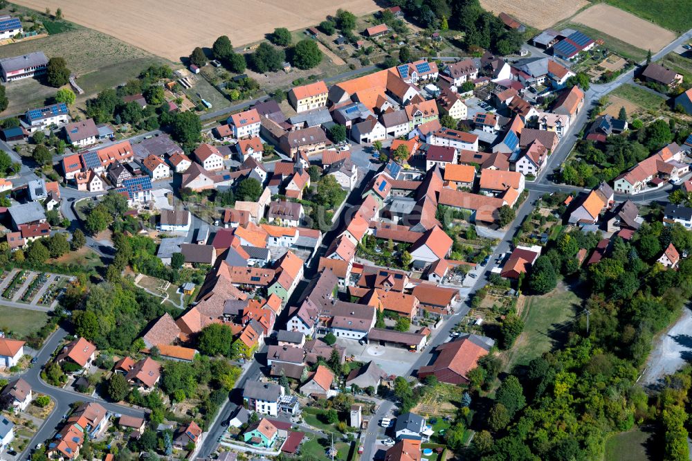 Billingshausen von oben - Dorfkern am Feldrand in Billingshausen im Bundesland Bayern, Deutschland