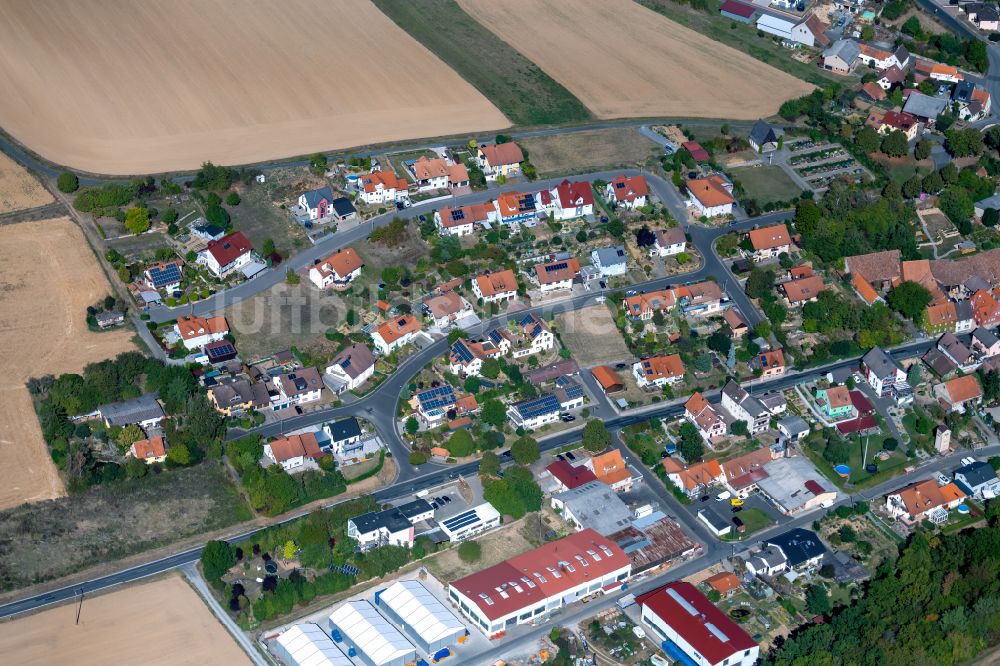 Billingshausen aus der Vogelperspektive: Dorfkern am Feldrand in Billingshausen im Bundesland Bayern, Deutschland