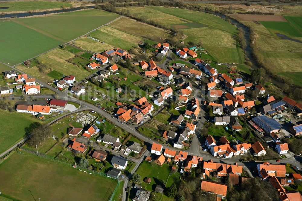 Binsförth von oben - Dorfkern am Feldrand in Binsförth im Bundesland Hessen, Deutschland