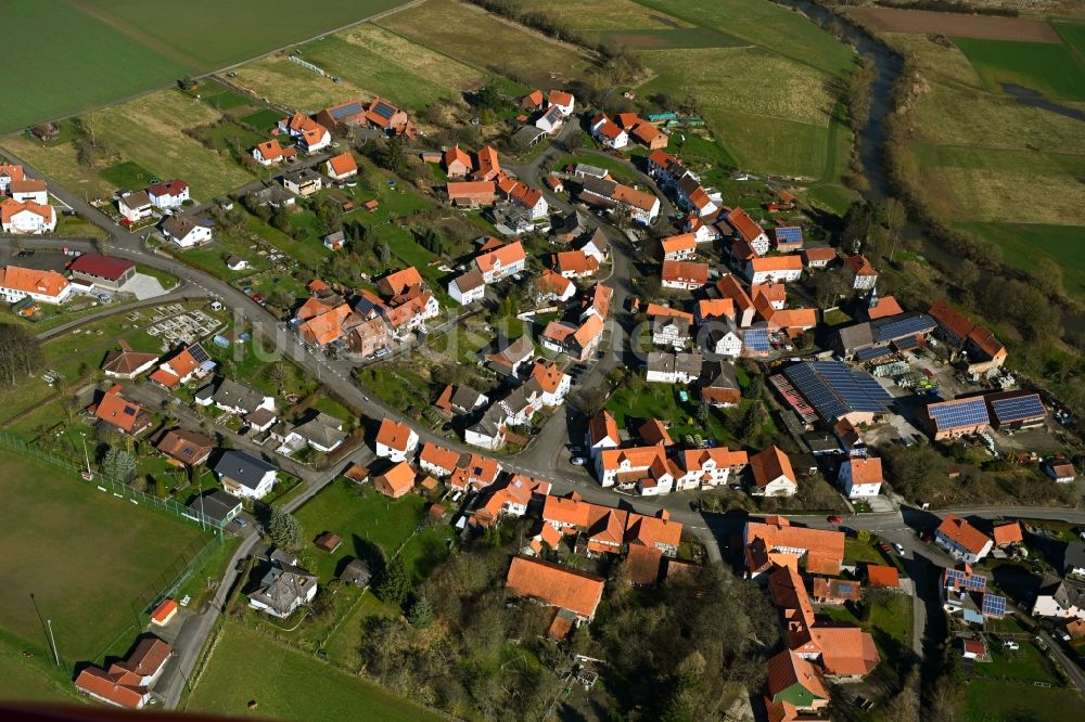 Binsförth aus der Vogelperspektive: Dorfkern am Feldrand in Binsförth im Bundesland Hessen, Deutschland