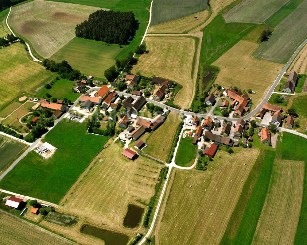 Birkach aus der Vogelperspektive: Dorfkern am Feldrand in Birkach im Bundesland Bayern, Deutschland