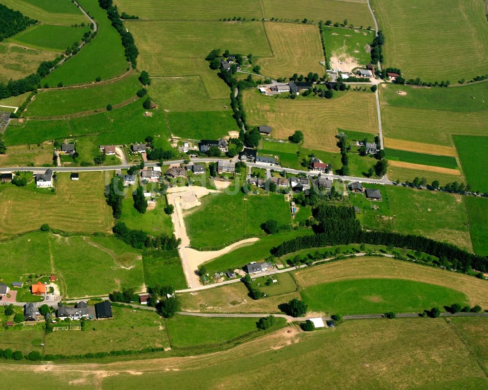 Birkelbach aus der Vogelperspektive: Dorfkern am Feldrand in Birkelbach im Bundesland Nordrhein-Westfalen, Deutschland