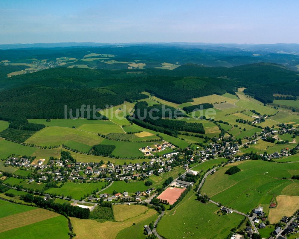 Birkelbach aus der Vogelperspektive: Dorfkern am Feldrand in Birkelbach im Bundesland Nordrhein-Westfalen, Deutschland