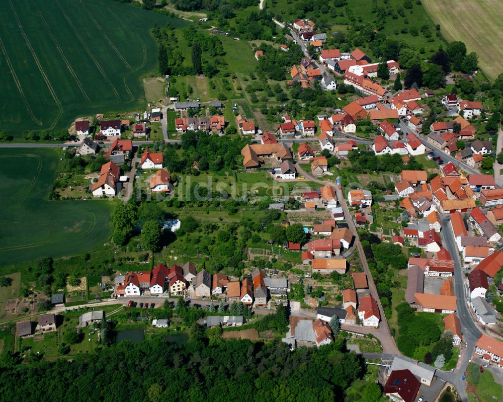 Birkenfelde von oben - Dorfkern am Feldrand in Birkenfelde im Bundesland Thüringen, Deutschland