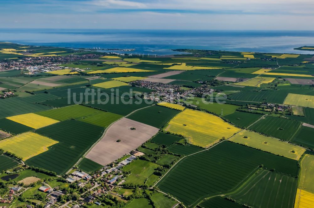 Luftaufnahme Fehmarn - Dorfkern am Feldrand in Bisdorf in Fehmarn im Bundesland Schleswig-Holstein, Deutschland