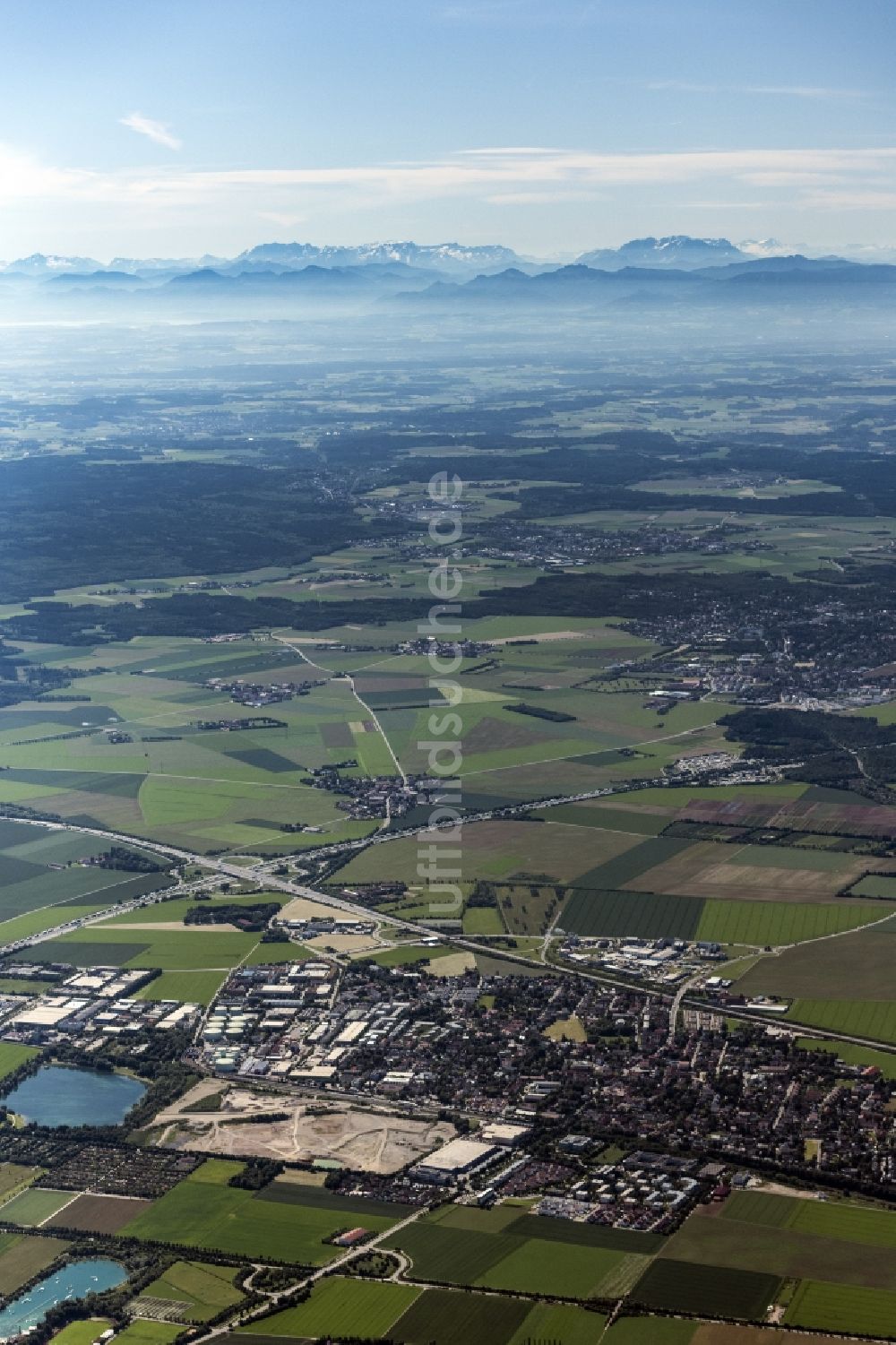 Feldkirchen aus der Vogelperspektive: Dorfkern am Feldrand mit Blick in die Berge in Feldkirchen im Bundesland Bayern, Deutschland