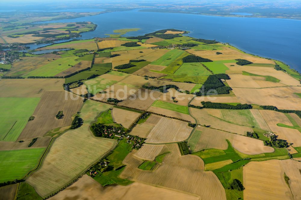 Solzow von oben - Dorfkern am Feldrand mit Blick auf die Müritz in Solzow im Bundesland Mecklenburg-Vorpommern, Deutschland