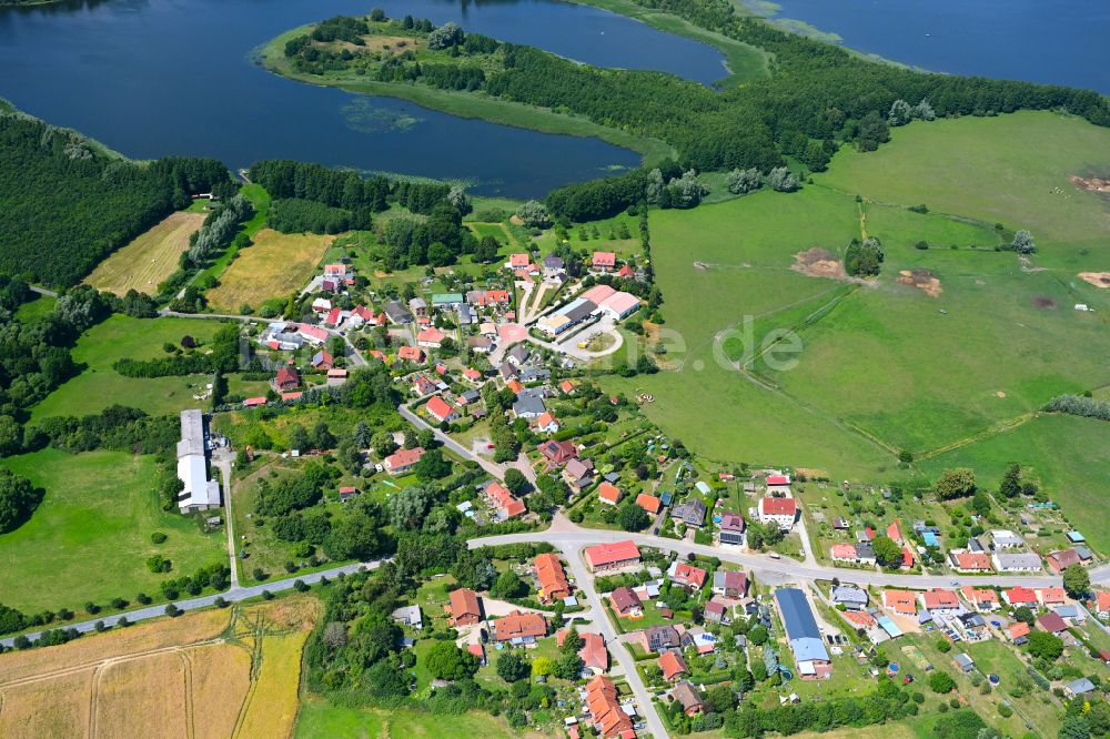 Bölkow aus der Vogelperspektive: Dorfkern am Feldrand in Bölkow im Bundesland Mecklenburg-Vorpommern, Deutschland