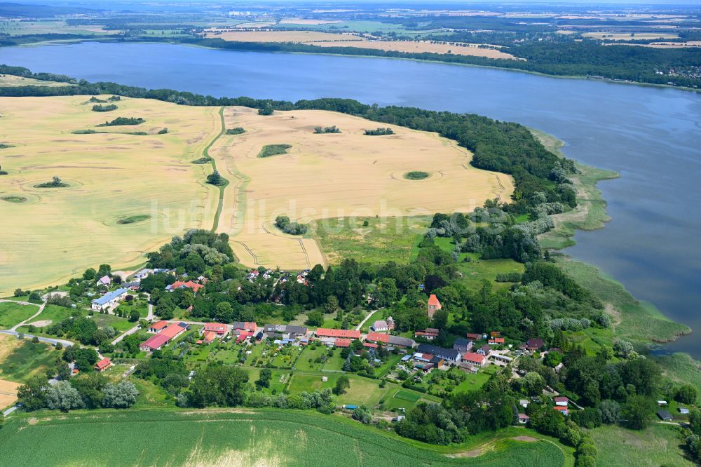 Bülow von oben - Dorfkern am Feldrand in Bülow im Bundesland Mecklenburg-Vorpommern, Deutschland