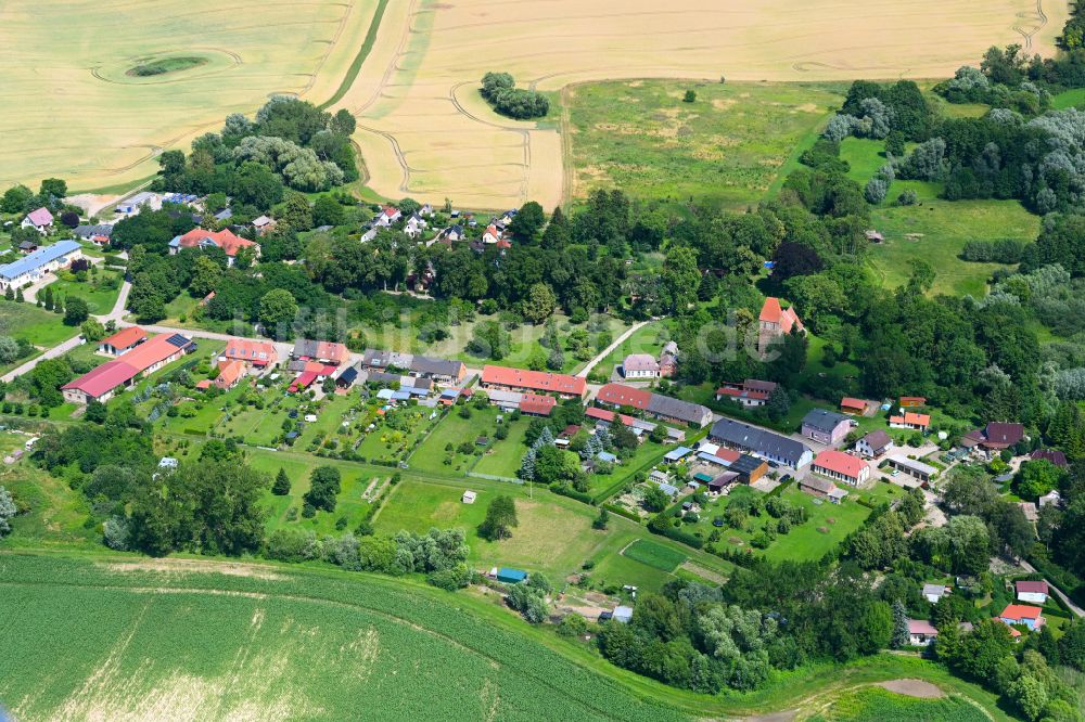 Bülow aus der Vogelperspektive: Dorfkern am Feldrand in Bülow im Bundesland Mecklenburg-Vorpommern, Deutschland