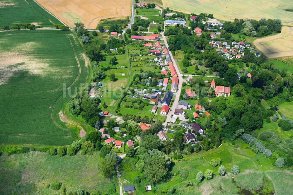 Bülow von oben - Dorfkern am Feldrand in Bülow im Bundesland Mecklenburg-Vorpommern, Deutschland