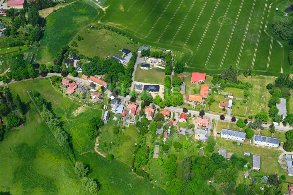 Luftaufnahme Bobzin - Dorfkern am Feldrand in Bobzin im Bundesland Mecklenburg-Vorpommern, Deutschland