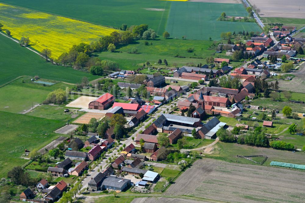 Boock von oben - Dorfkern am Feldrand in Boock im Bundesland Sachsen-Anhalt, Deutschland