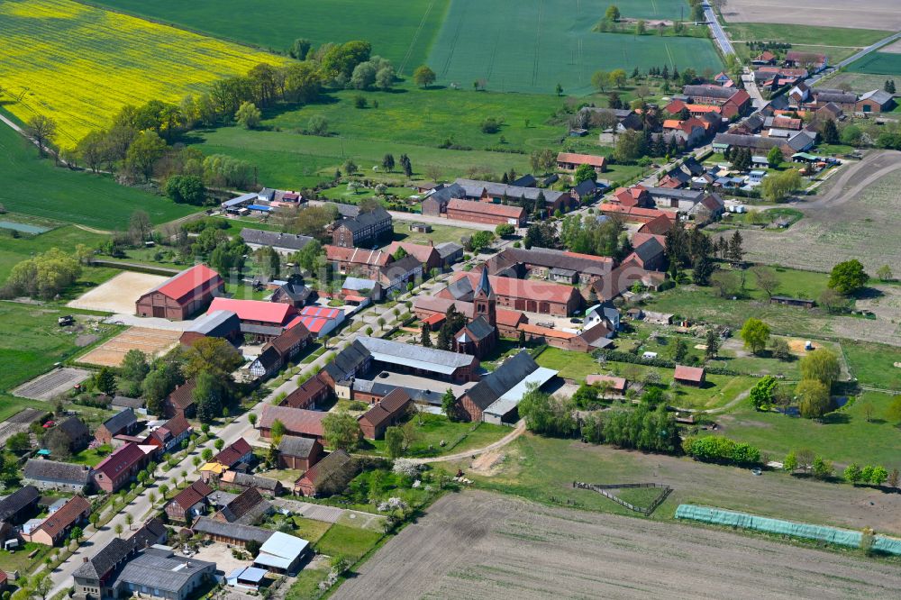 Boock aus der Vogelperspektive: Dorfkern am Feldrand in Boock im Bundesland Sachsen-Anhalt, Deutschland