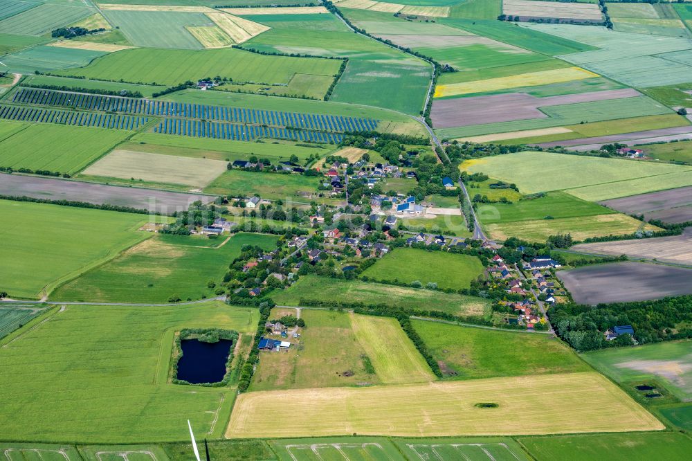 Luftaufnahme Bosbüll - Dorfkern am Feldrand in Bosbüll im Bundesland Schleswig-Holstein, Deutschland