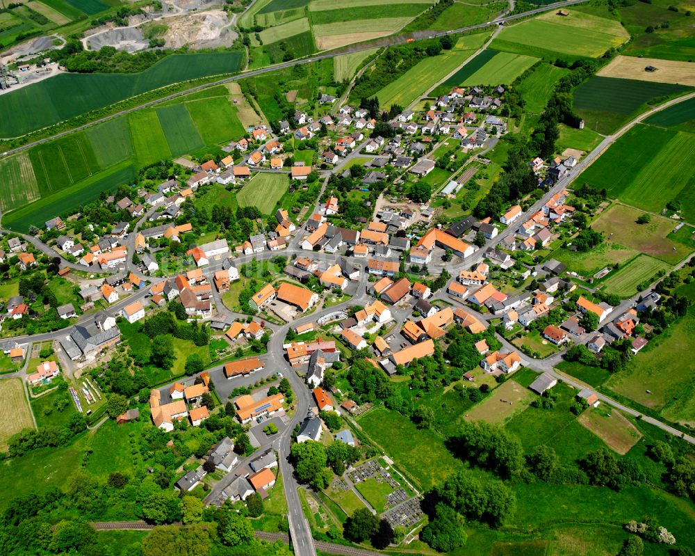 Brauerschwend von oben - Dorfkern am Feldrand in Brauerschwend im Bundesland Hessen, Deutschland