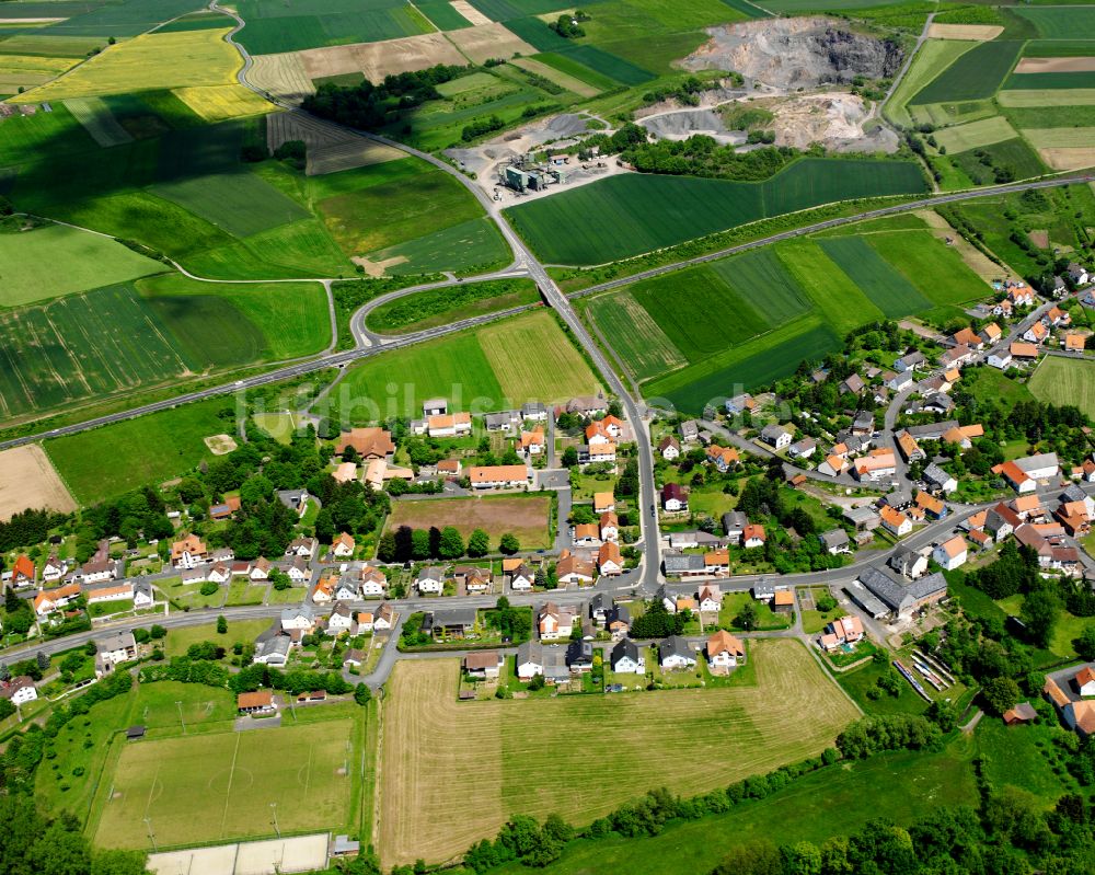 Brauerschwend aus der Vogelperspektive: Dorfkern am Feldrand in Brauerschwend im Bundesland Hessen, Deutschland