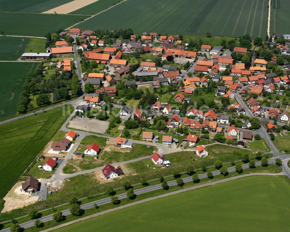 Luftaufnahme Bredelem - Dorfkern am Feldrand in Bredelem im Bundesland Niedersachsen, Deutschland