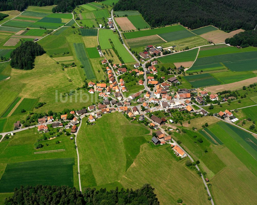 Breitenberg aus der Vogelperspektive: Dorfkern am Feldrand in Breitenberg im Bundesland Baden-Württemberg, Deutschland