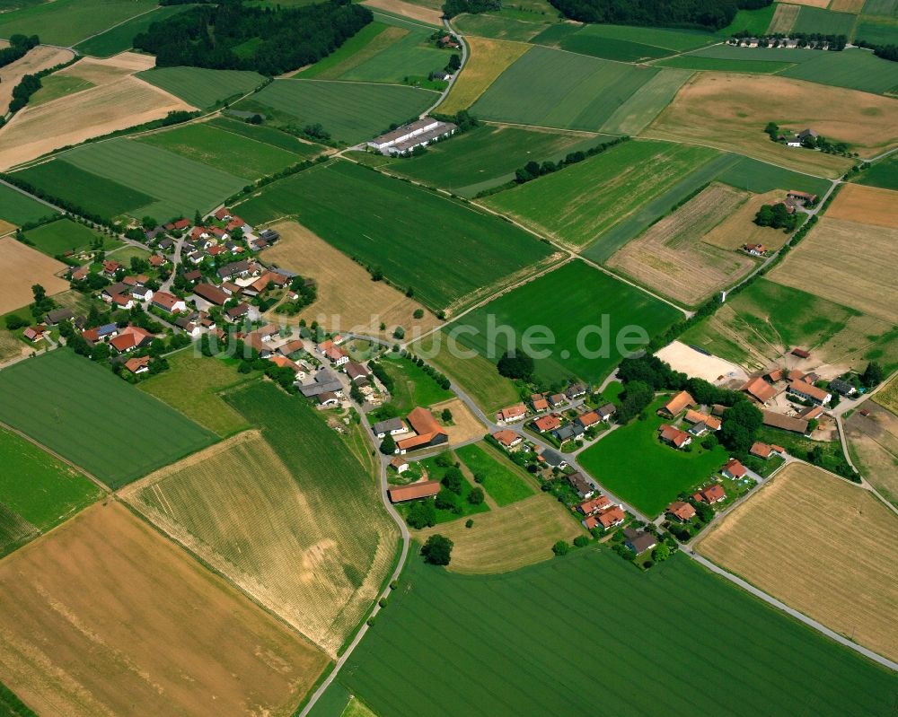 Breitenweinzier aus der Vogelperspektive: Dorfkern am Feldrand in Breitenweinzier im Bundesland Bayern, Deutschland