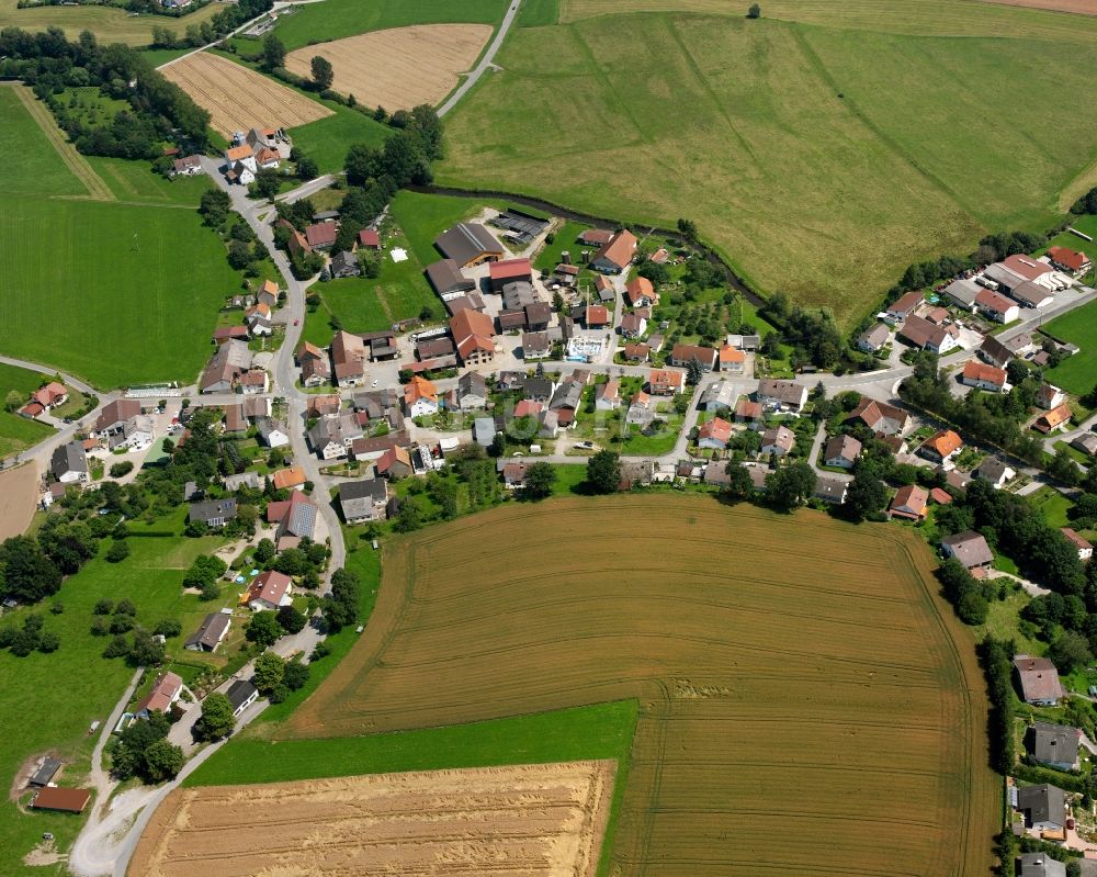 Bremen aus der Vogelperspektive: Dorfkern am Feldrand in Bremen im Bundesland Baden-Württemberg, Deutschland