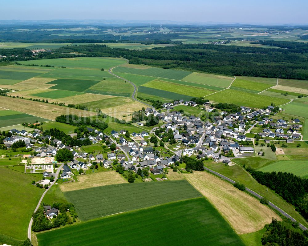 Luftaufnahme Bärenbach - Dorfkern am Feldrand in Bärenbach im Bundesland Rheinland-Pfalz, Deutschland