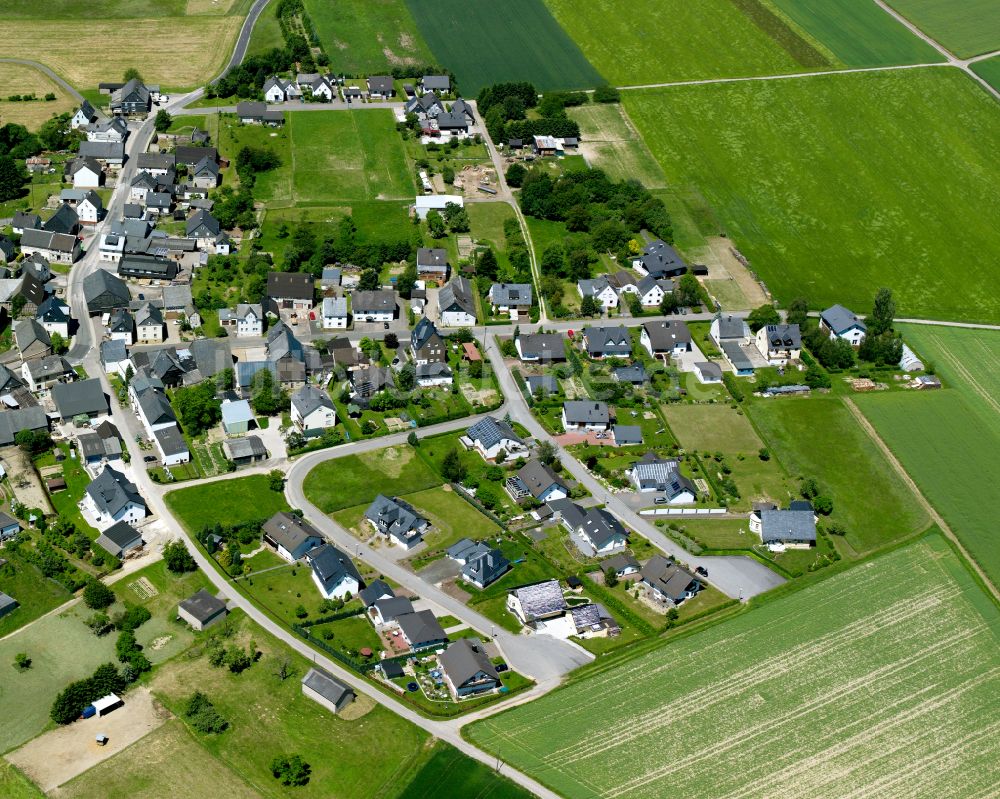 Bärenbach von oben - Dorfkern am Feldrand in Bärenbach im Bundesland Rheinland-Pfalz, Deutschland