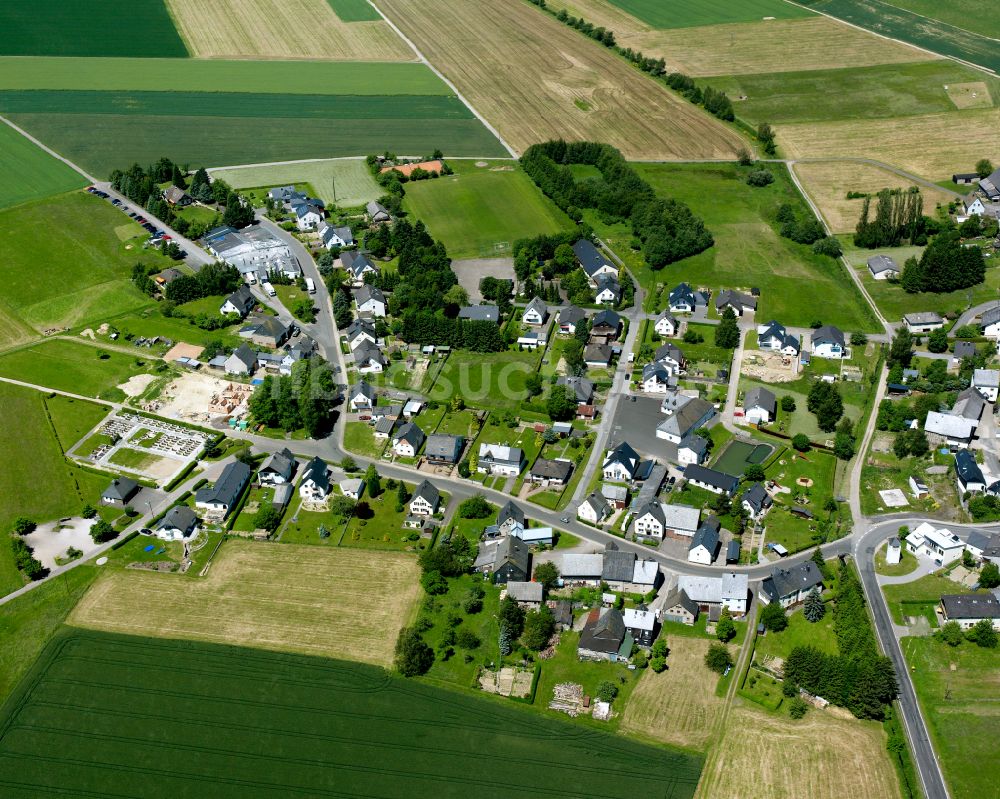 Bärenbach aus der Vogelperspektive: Dorfkern am Feldrand in Bärenbach im Bundesland Rheinland-Pfalz, Deutschland