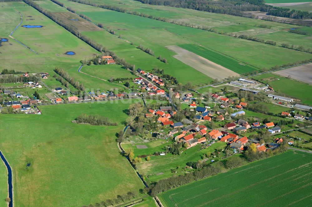 Bresegard aus der Vogelperspektive: Dorfkern am Feldrand in Bresegard im Bundesland Mecklenburg-Vorpommern, Deutschland