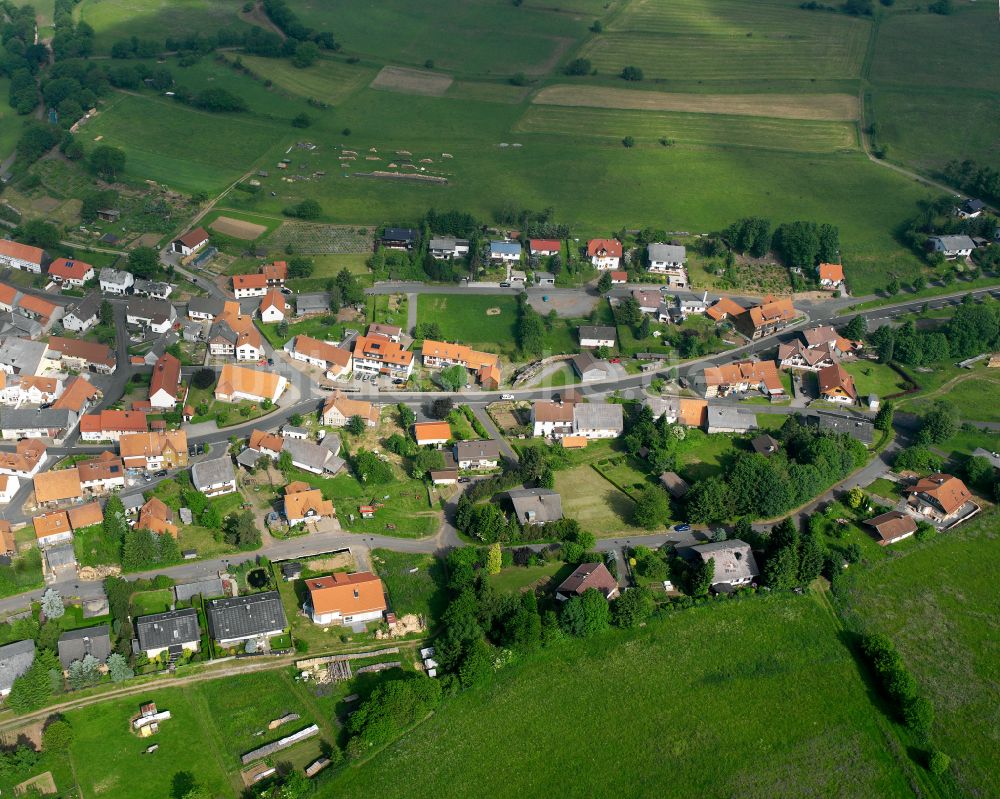 Breungeshain aus der Vogelperspektive: Dorfkern am Feldrand in Breungeshain im Bundesland Hessen, Deutschland