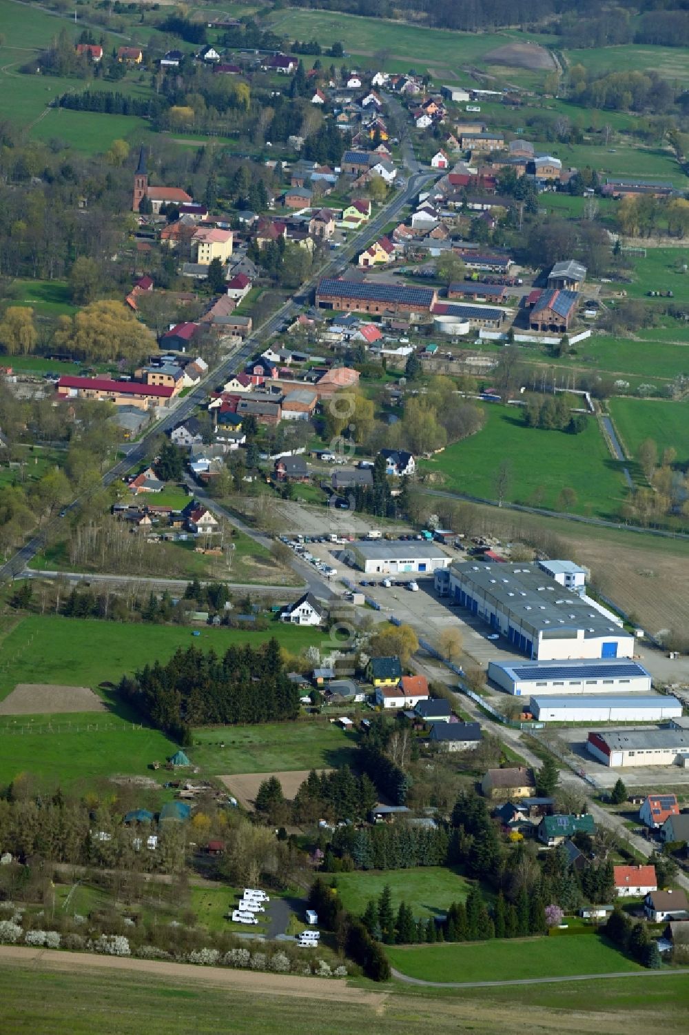 Breydin aus der Vogelperspektive: Dorfkern am Feldrand in Breydin im Bundesland Brandenburg, Deutschland