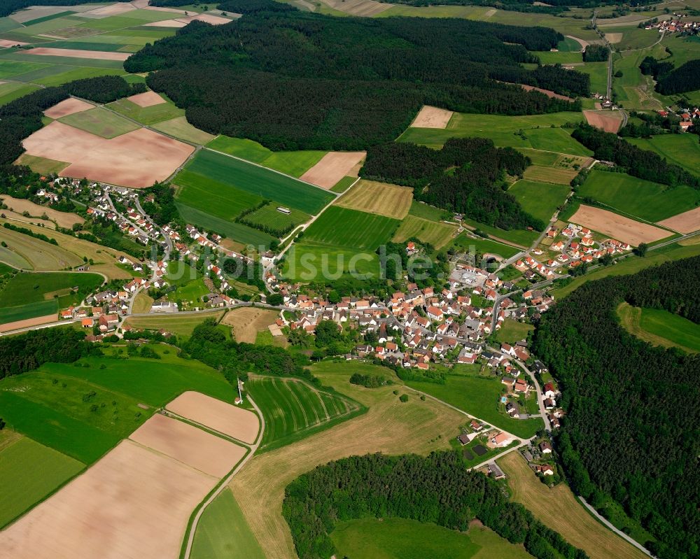 Bürglein von oben - Dorfkern am Feldrand in Bürglein im Bundesland Bayern, Deutschland