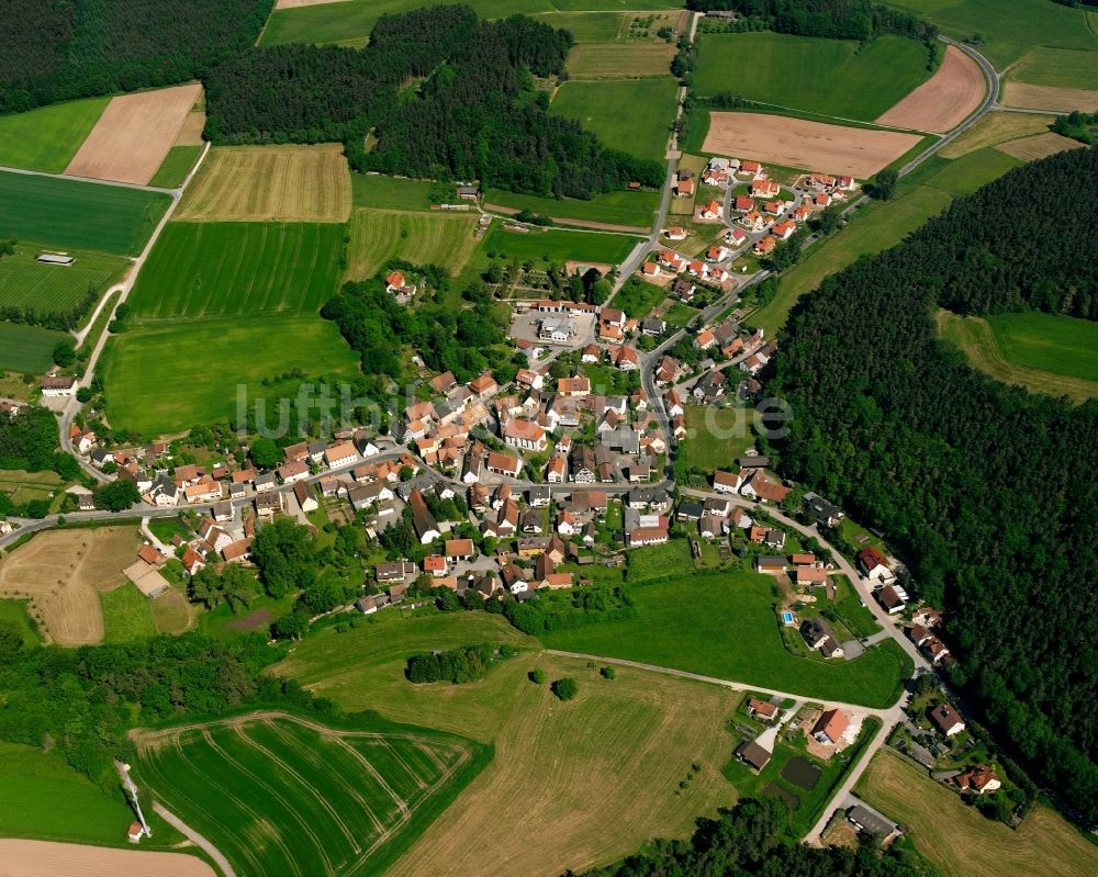 Bürglein aus der Vogelperspektive: Dorfkern am Feldrand in Bürglein im Bundesland Bayern, Deutschland