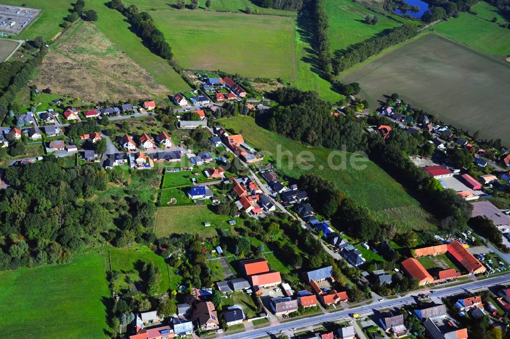 Brietz von oben - Dorfkern am Feldrand in Brietz im Bundesland Sachsen-Anhalt, Deutschland