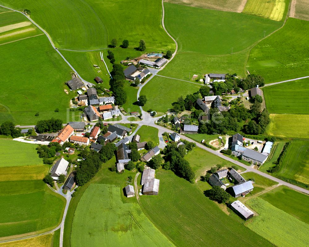 Bärlas aus der Vogelperspektive: Dorfkern am Feldrand in Bärlas im Bundesland Bayern, Deutschland