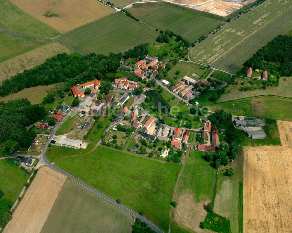 Brößnitz von oben - Dorfkern am Feldrand in Brößnitz im Bundesland Sachsen, Deutschland