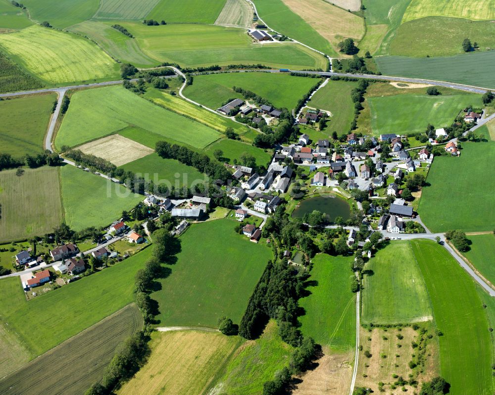 Bruck von oben - Dorfkern am Feldrand in Bruck im Bundesland Bayern, Deutschland