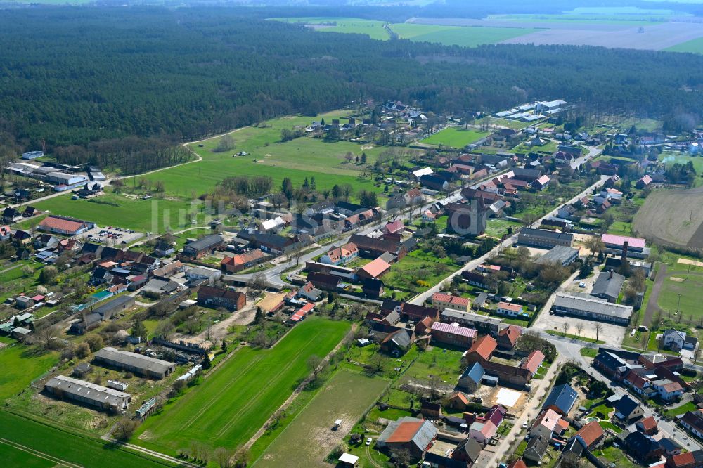 Brunau von oben - Dorfkern am Feldrand in Brunau im Bundesland Sachsen-Anhalt, Deutschland